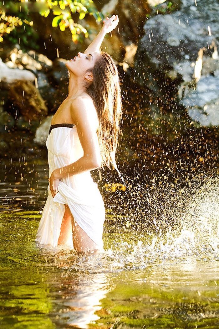 Marie Avgeropoulos in Serang