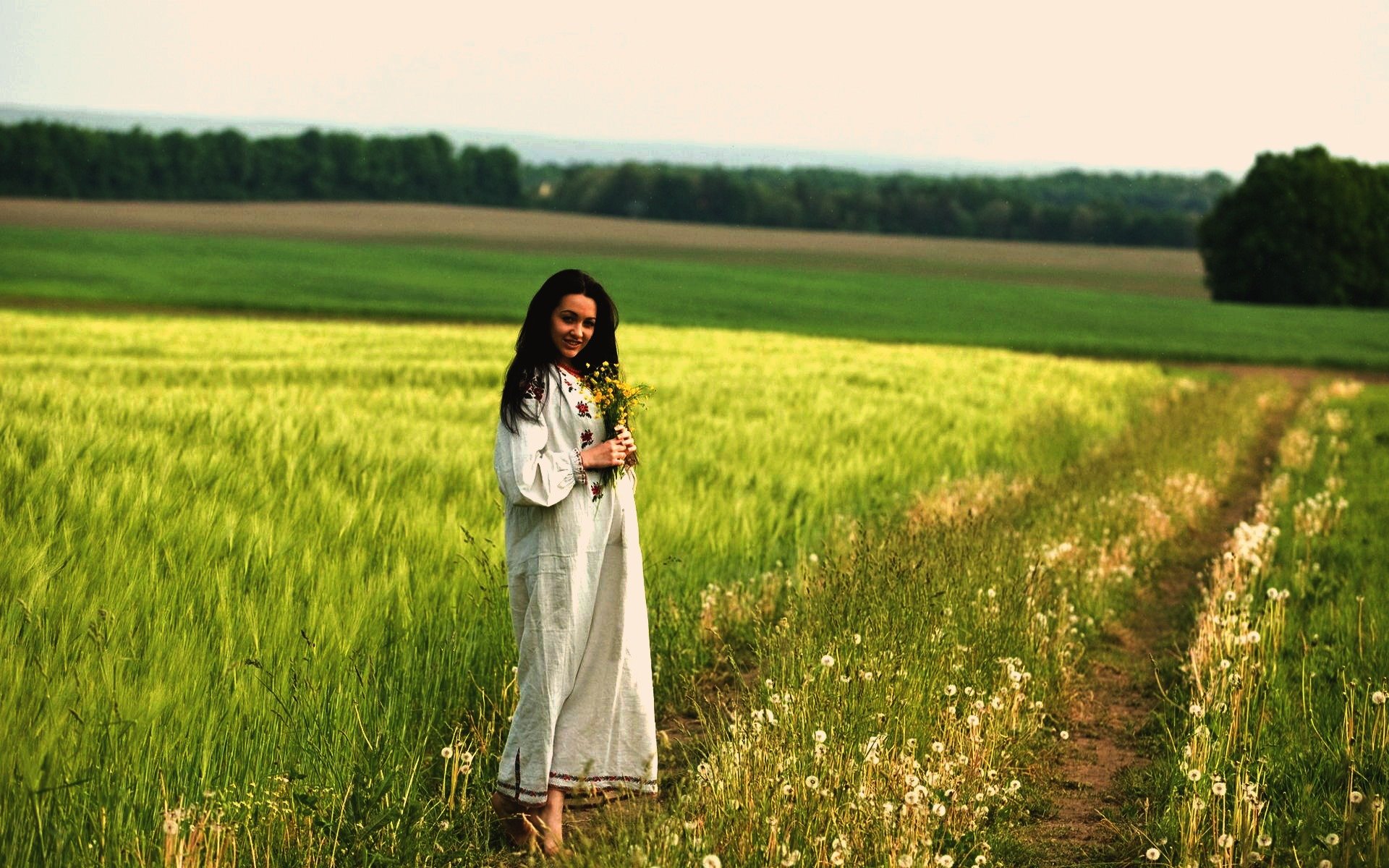 Women in Slavic costumes in Serang
