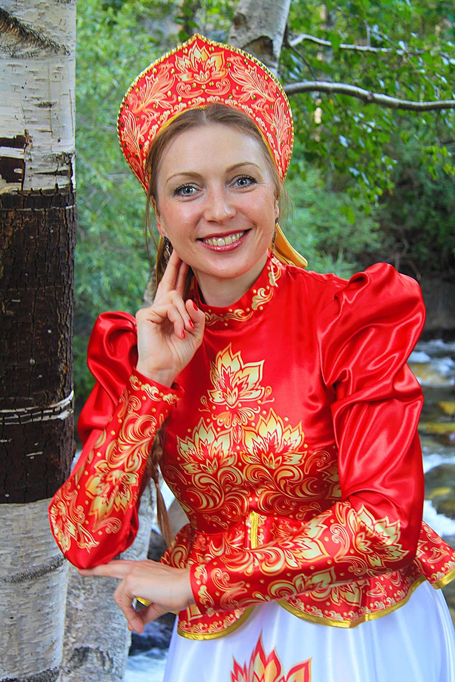 Women in Slavic costumes in Serang