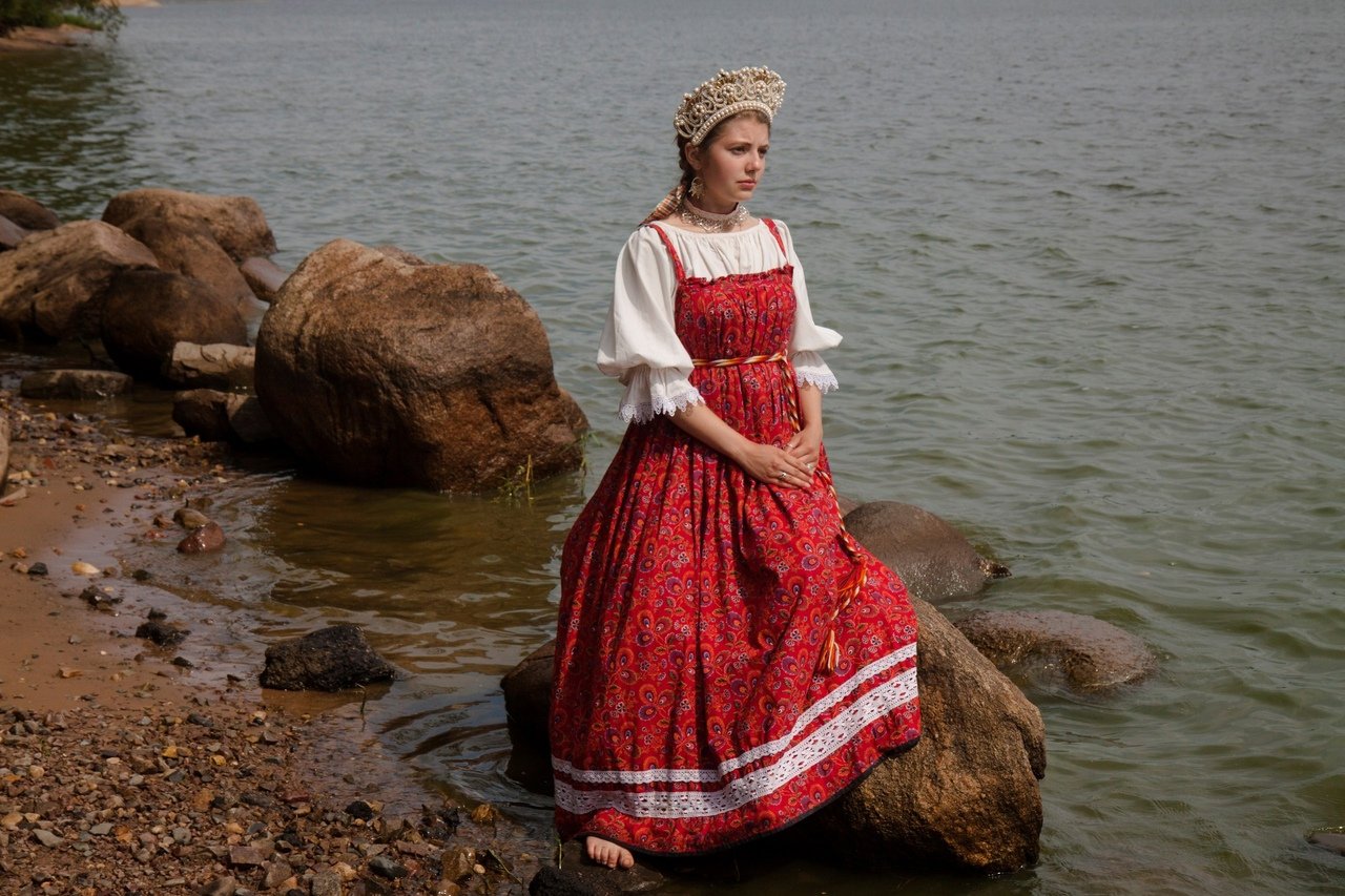 Women in Slavic costumes in Serang