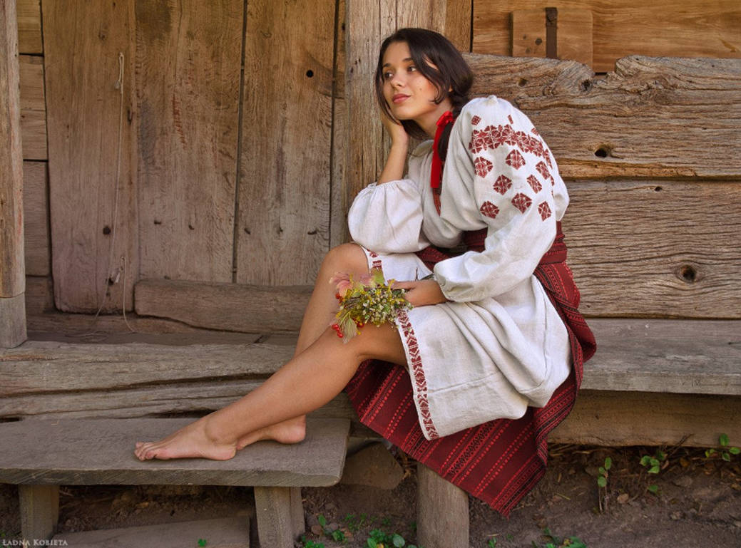 Women in Slavic costumes in Serang