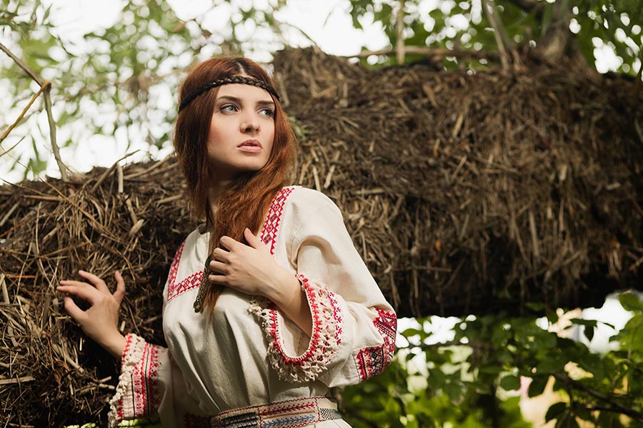 Women in Slavic costumes in Serang