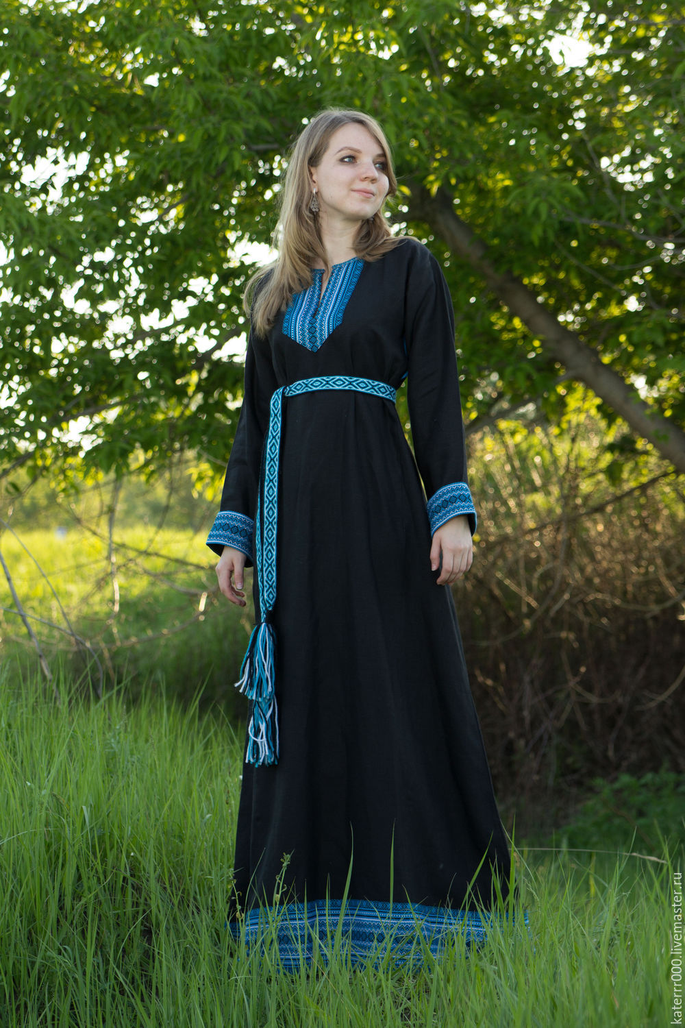 Women in Slavic costumes in Serang