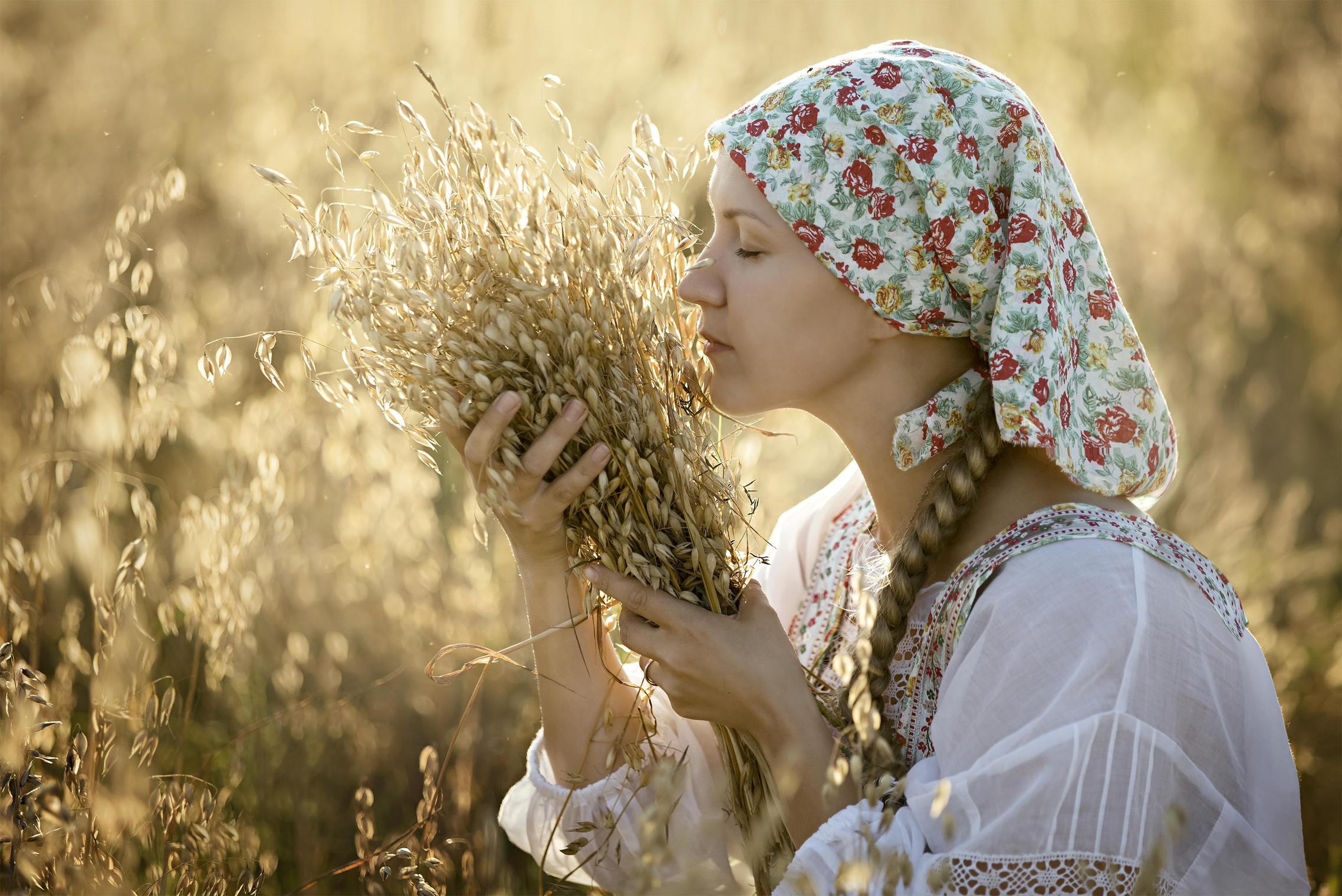Photo Women in Slavic costumes in Serang