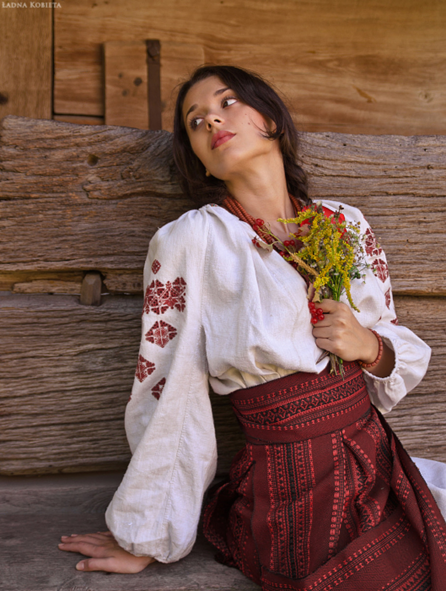 Girls in Slavic costumes in Serang