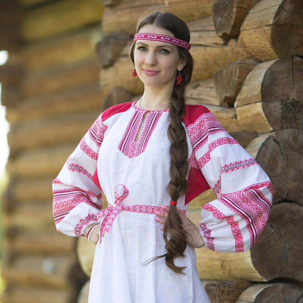 Girls in Slavic costumes in Serang