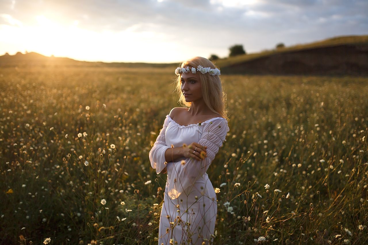 Girls in Slavic costumes in Serang