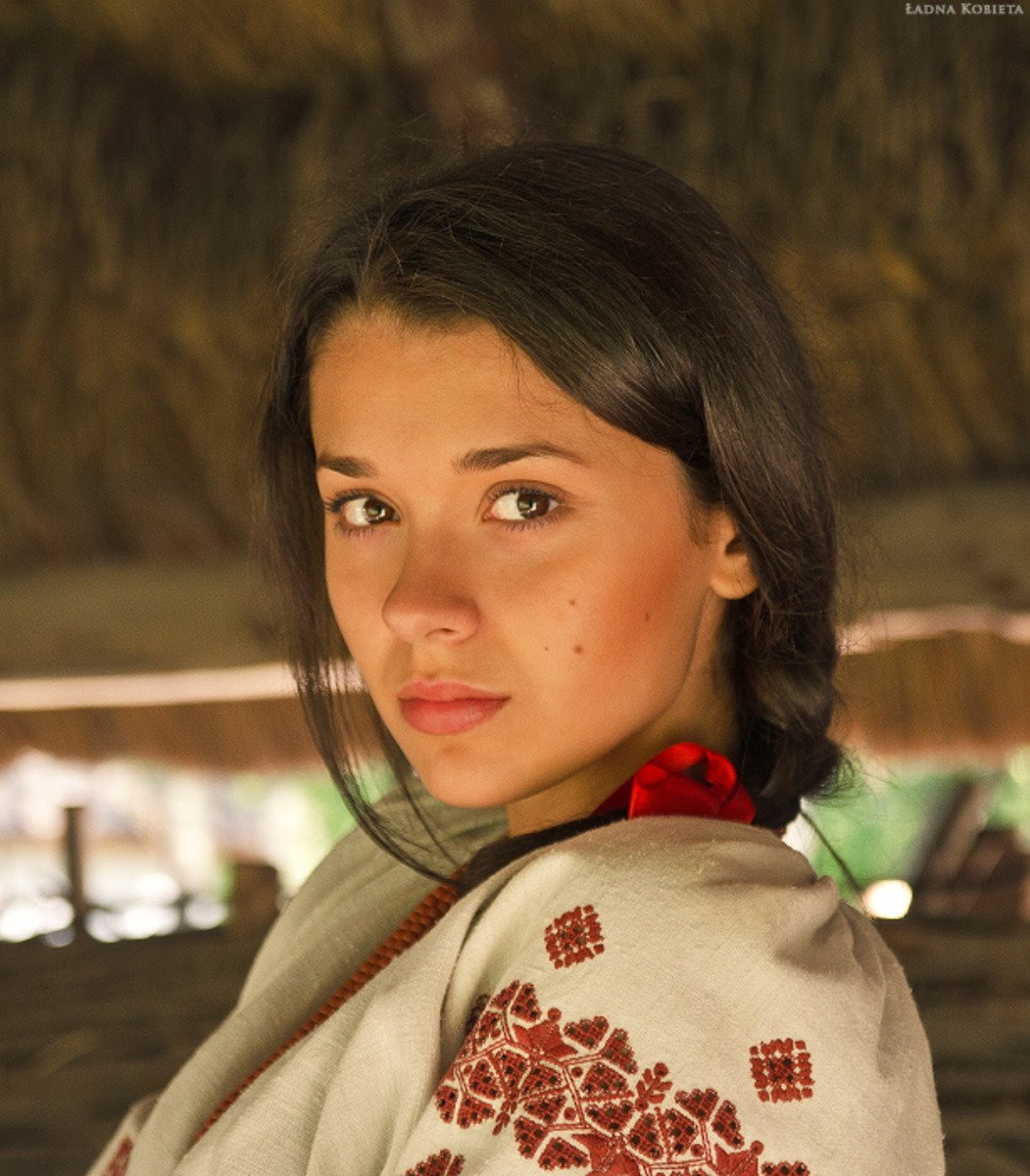 Girls in Slavic costumes in Serang