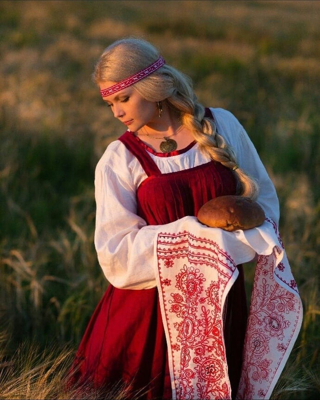 Girls in Slavic costumes in Serang