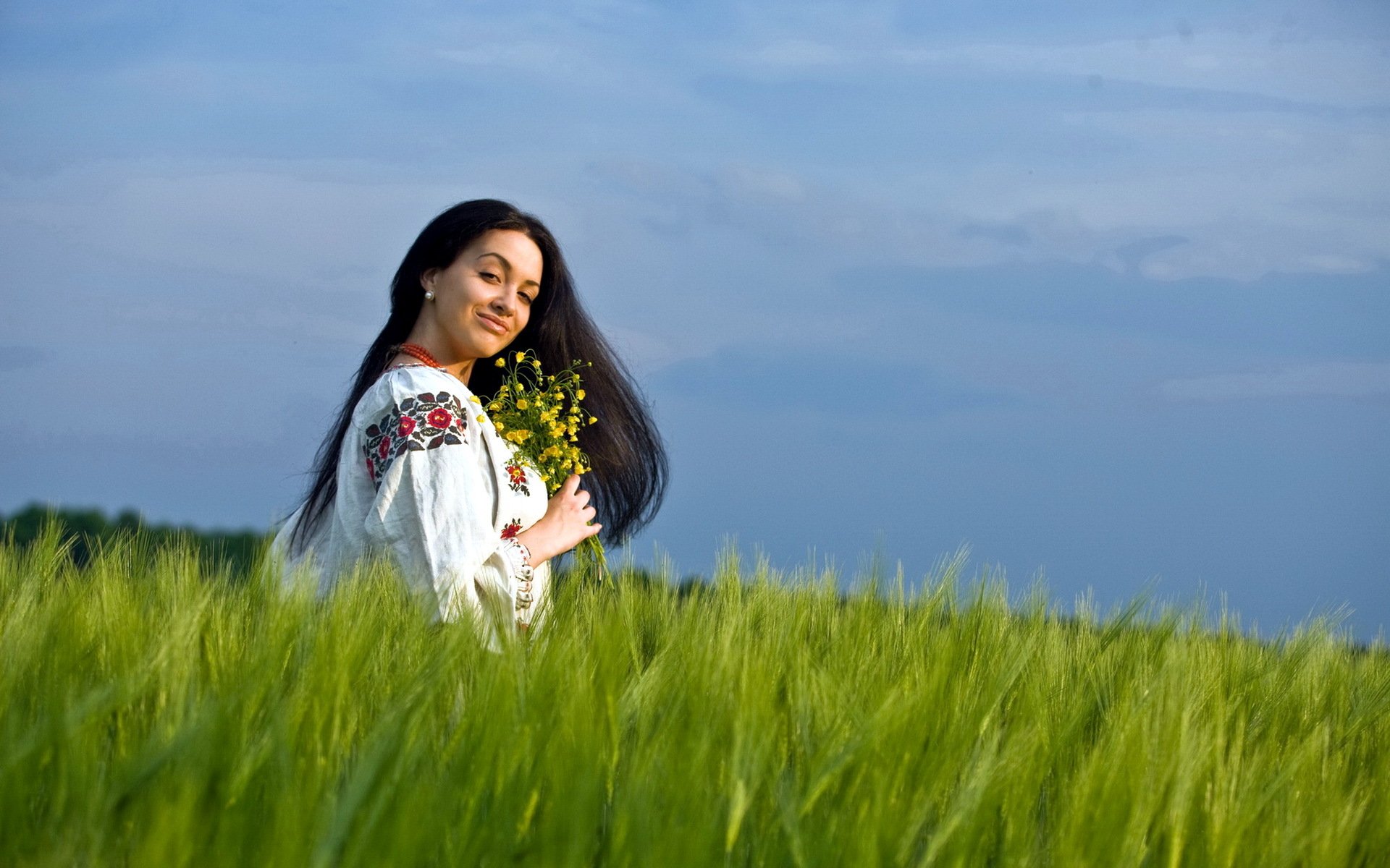 Girls in Slavic costumes in Serang