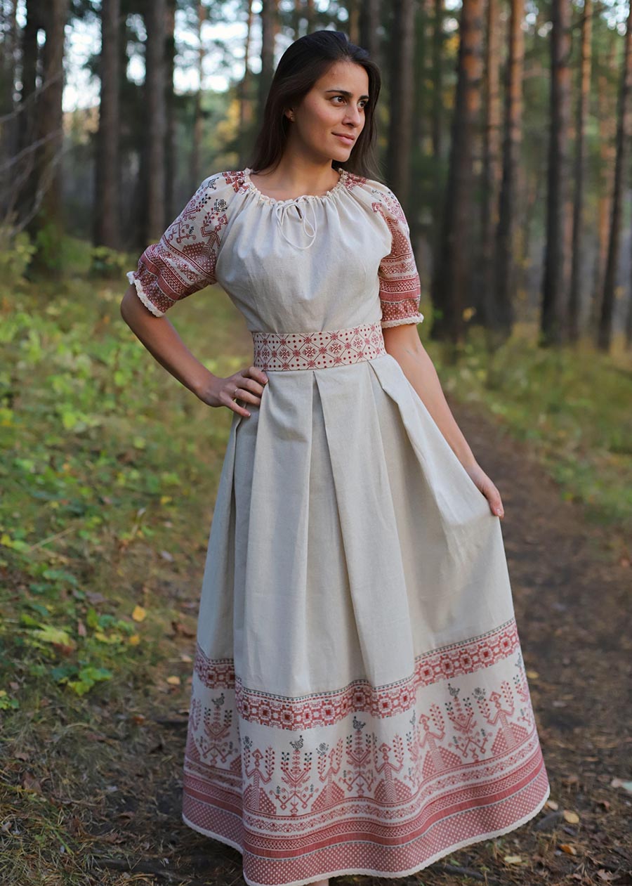 Girls in Slavic costumes in Serang