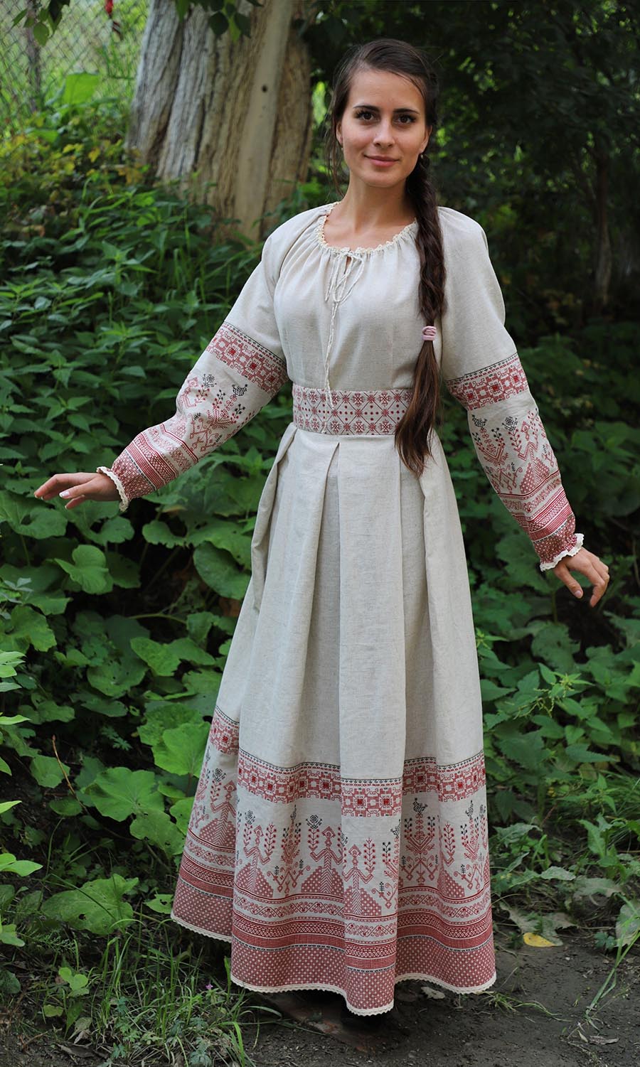 Girls in Slavic costumes in Serang