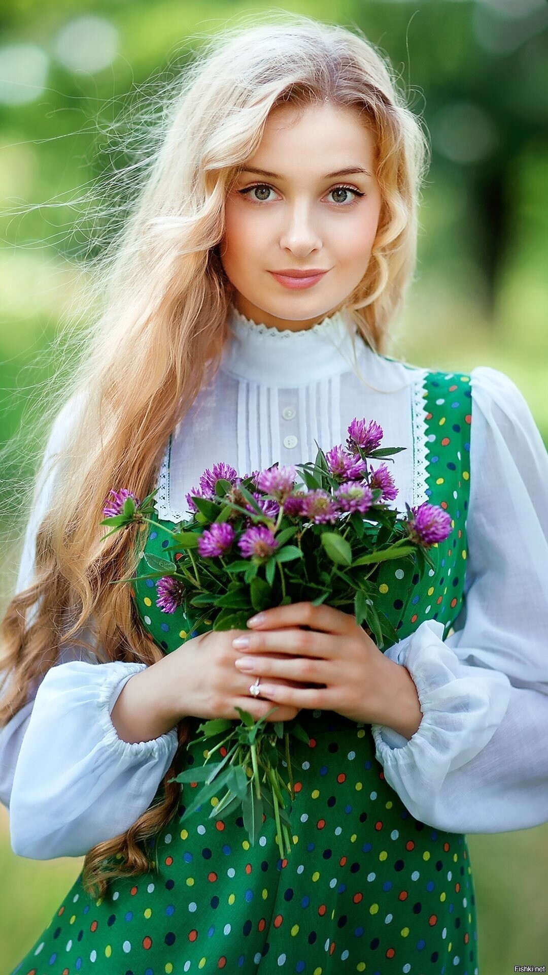Girls in Slavic costumes in Serang