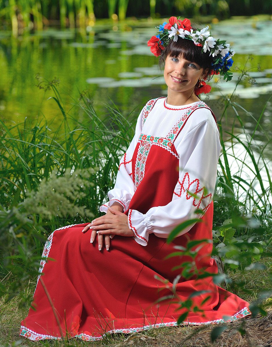 Beautiful girl Girls in Slavic costumes in Serang