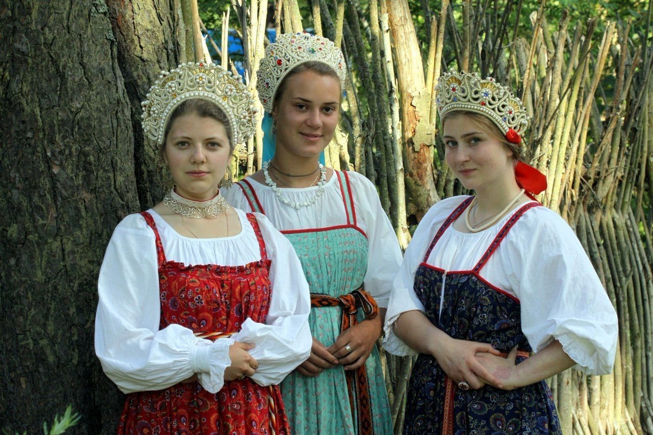 Sexy model Girls in Slavic costumes in Serang