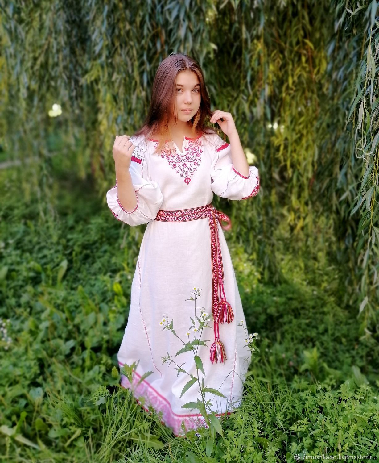 Girl Girls in Slavic costumes in Serang